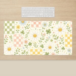 Alfombrilla de escritorio Daisy: Decoración floral en tonos pastel para el espacio de trabajo, estampado de cuadros vichy estilo patchwork cottagecore.