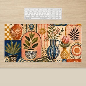 Alfombrilla de escritorio estilo boho patchwork: estampado botánico en azul marino terracota.