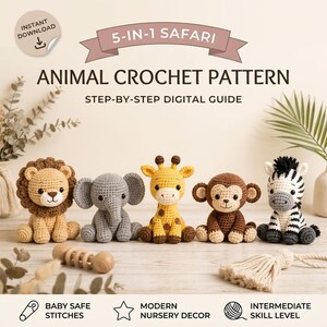 Può includere: Una guida digitale con schema all'uncinetto 5-in-1 a tema safari che presenta cinque animali di peluche fatti a mano: un leone beige, un elefante grigio, una giraffa gialla, una scimmia marrone e una zebra bianca e nera. Il testo recita 5-IN-1 SAFARI ANIMAL CROCHET PATTERN.