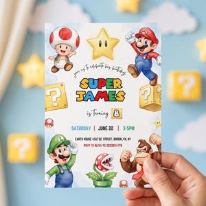 Op de afbeelding: Een rechthoekige verjaardagsuitnodigingskaart met Super Mario-personages zoals Mario, Luigi, Toad en Donkey Kong. De tekst luidt: Super James is turning 8, Saturday June 22, 3-5PM, Earth House 456732 Street, Brooklyn, NY, RSVP to Oliva 92-2223204792.