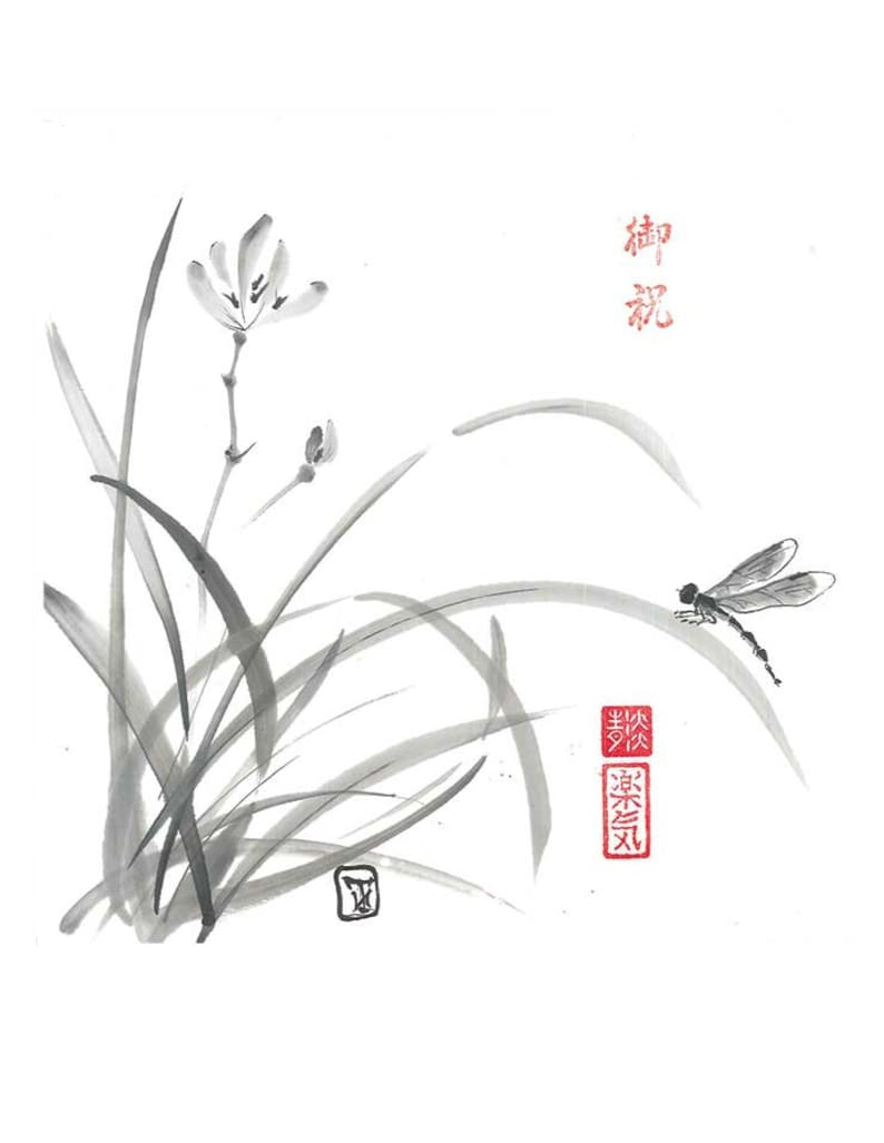 Op de afbeelding: Een zwart-witte inkttekening van een libel die op een grasspriet zit. De tekening toont ook een bloem en andere grassprieten. De tekening is gesigneerd met Japanse karakters.