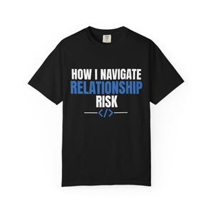 Könnte beinhalten: Ein schwarzes Kurzarm-T-Shirt mit dem weißen und blauen Text "HOW I NAVIGATE RELATIONSHIP RISK" und einem blauen Code-Klammer-Symbol unter dem Text. Das T-Shirt hat einen Rundhalsausschnitt und eine Standardpassform mit einem Etikett am Kragen.