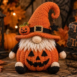 Peut inclure: Une figurine de gnome au crochet avec un corps en forme de citrouille orange et un visage de jack-o'-lantern noir, un long chapeau pointu orange avec une bande noire et une boucle dorée, un petit ornement citrouille et une étoile noire.
