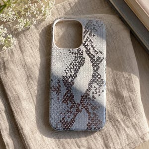 iPhone-skal med ormskinn, telefonskal med silverfärgad reptiltextur, lyxigt minimalistiskt estetiskt skal, unik present till modeälskare