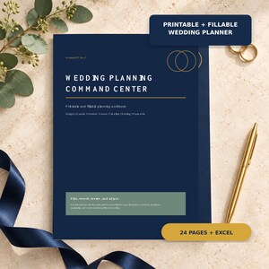 Könnte beinhalten: Ein dunkelblaues Hochzeitsplanungs-Arbeitsbuch mit goldenem Text und Akzenten. Das Cover enthält den Text Wedding Planning Command Center, Printable and fillable planning workbook sowie Plan, record, review, and adjust. Enthält 24 Seiten + Excel.