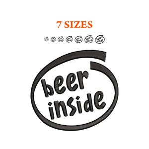 Peut inclure: Un motif de broderie présentant le texte "beer inside" en lettres minuscules noires et arrondies, entouré d'un contour circulaire noir. Au-dessus du motif principal, le texte "7 SIZES" apparaît en orange, suivi de sept versions plus petites.