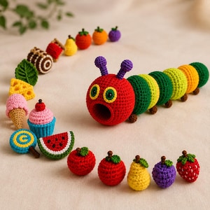 Pode incluir: Um brinquedo de lagarta em crochê com cabeça vermelha, antenas roxas e corpo segmentado em verde, amarelo e laranja. Está rodeado por vários alimentos em crochê, incluindo um cupcake, um cone de sorvete, melancia e diversas frutas.
