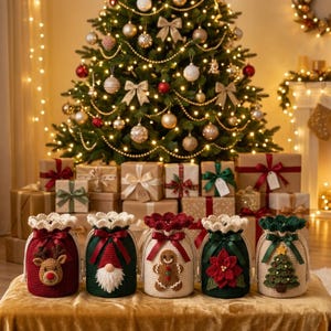Puede incluir: Cinco bolsas de regalo tejidas a ganchillo con cordón y diseños festivos que incluyen un reno, un gnomo, un hombre de jengibre, una flor de pascua y un árbol de Navidad, decoradas con un lazo de satén y un borde superior festoneado crema.