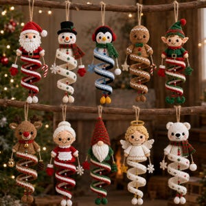 Può includere: Dieci decorazioni natalizie all'uncinetto appese a un ramo, raffiguranti Babbo Natale, un pupazzo di neve, un pinguino, un omino di pan di zenzero, un elfo, una renna, la signora Natale, uno gnomo, un angelo e un orso polare con spirali.