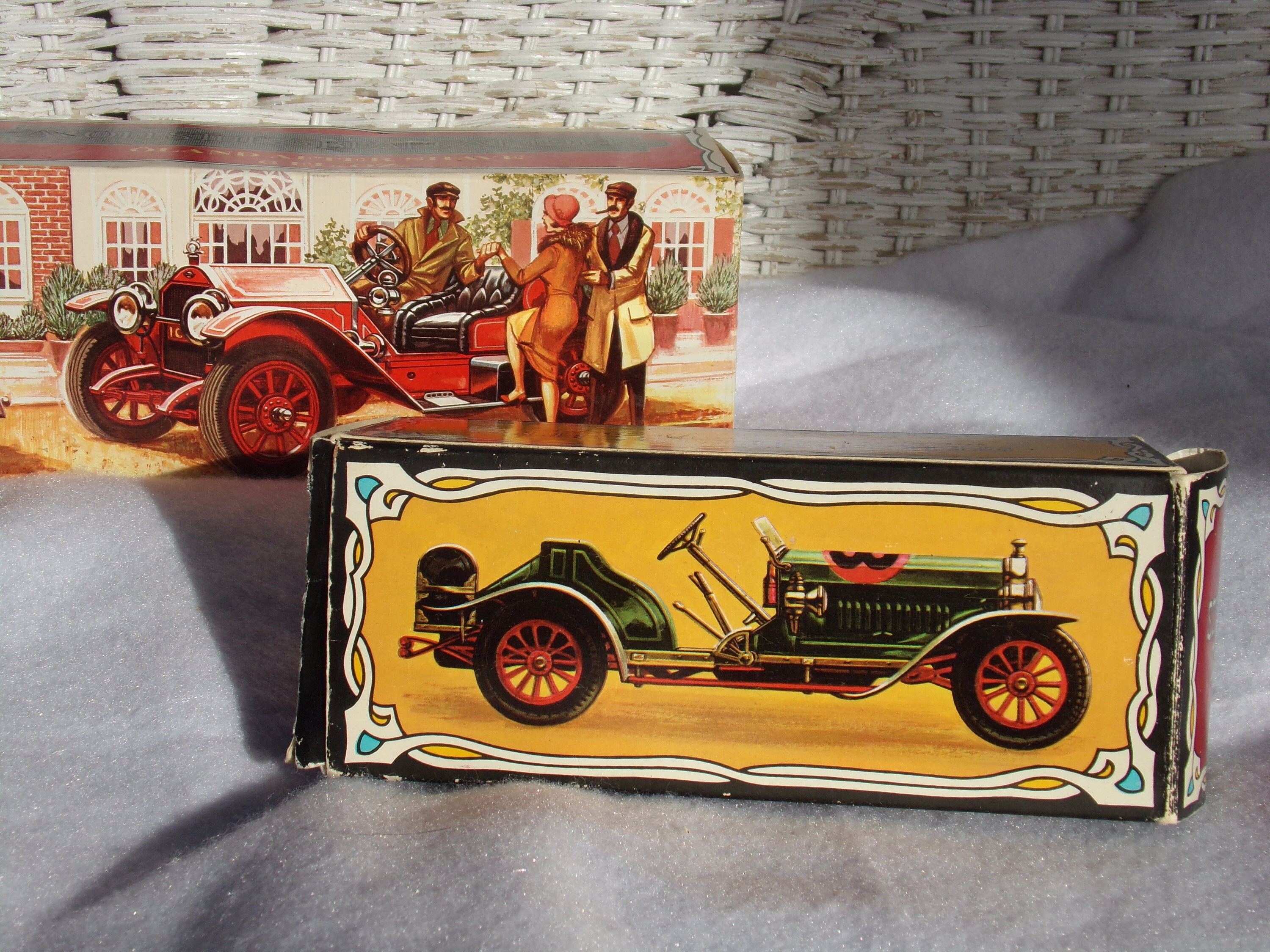 Vintage Set of 2 Avon Bottles. / Mens Traditional Aftershave / Set