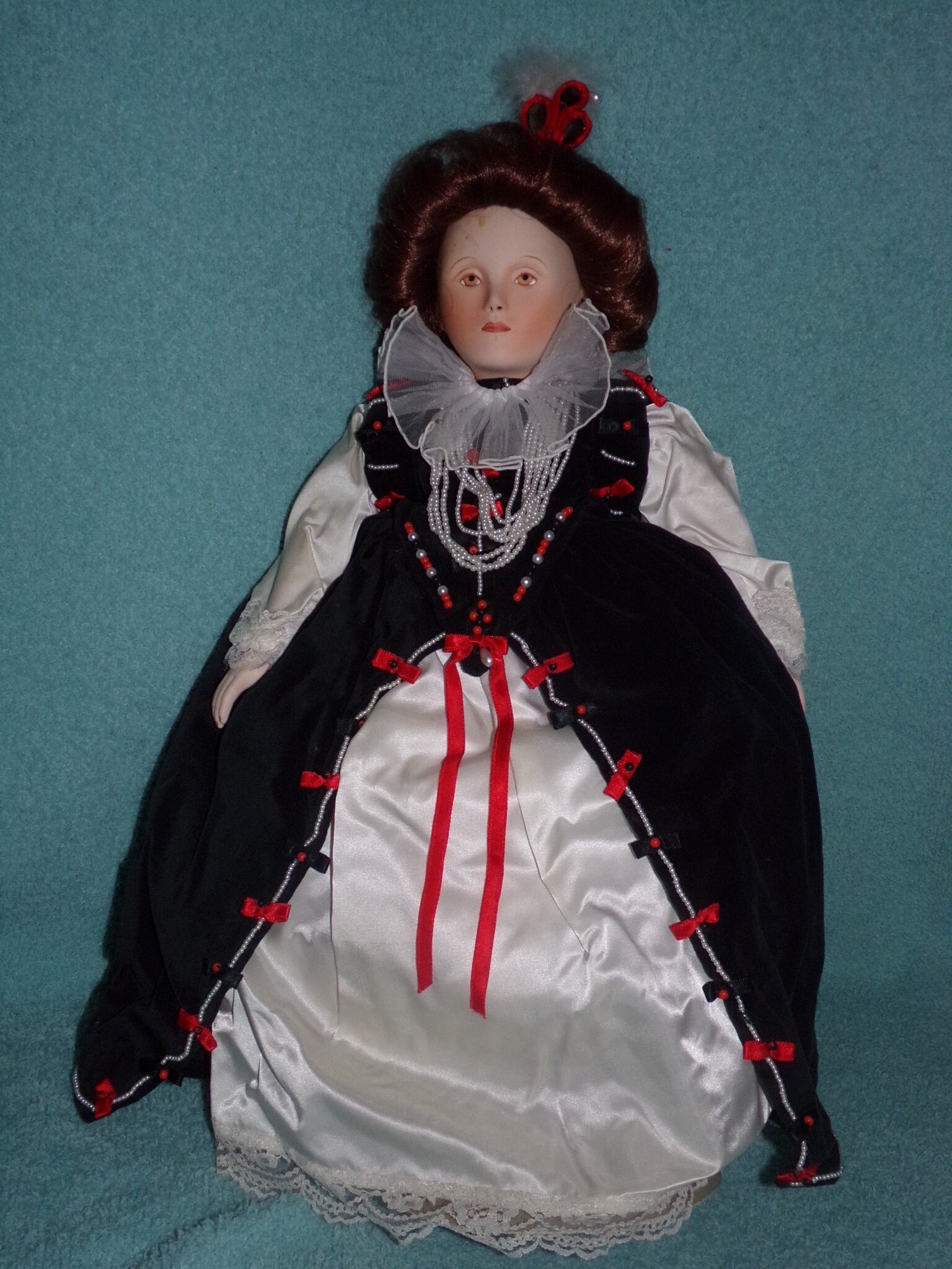 Vintage Franklin Mint Heirloom Doll / Porcelain Queen Elizabeth