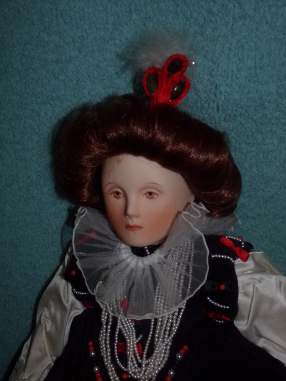 Vintage Franklin Mint Heirloom Doll / Porcelain Queen Elizabeth