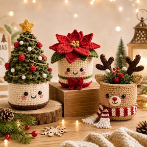 Op de afbeelding: Drie gehaakte amigurumi-figuren: een groene kerstboom met een gele ster, een rode kerststerbloem en een beige rendier met bruine geweien en een rood-wit gestreepte sjaal. Elk figuur heeft een lachend gezicht met roze wangen.
