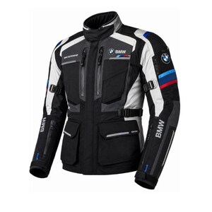 Könnte beinhalten: Eine schwarz-grau-weiße Motorradjacke mit BMW-Logo auf Brust und Ärmel. Die Jacke verfügt über mehrere Reißverschlusstaschen, verstellbare Taillengurte sowie blaue und rote Zierstreifen am Oberarm mit aufgedrucktem BMW-Schriftzug.