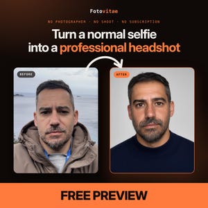 以下が含まれることがあります： Fotovitaeのデジタル広告で、「Turn a normal selfie into a professional headshot」というテキストが表示されています。カジュアルな自撮り写真がプロフェッショナルなスタジオスタイルのポートレートに変換される様子を示す、ビフォーアフターの比較画像です。