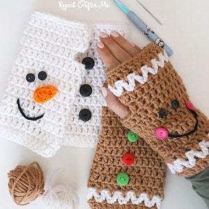 Op de afbeelding: Gehaakte vingerloze handschoenen in een sneeuwpop- en peperkoekenmannetjesontwerp. De witte sneeuwpop handschoenen hebben zwarte knoopogen, een oranje neus en een zwarte glimlach. De bruine peperkoekenmannetjes handschoenen hebben kleurrijke knoopaccenten en een witte zigzagafwerking.