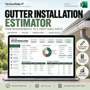 Op de afbeelding: Een digitaal Excel-spreadsheet-sjabloon voor het schatten van dakgootinstallaties, weergegeven op een laptopscherm. De interface toont een projectoverzicht, kostenoverzichten, prijsinformatie en materiaallijsten met tekst.