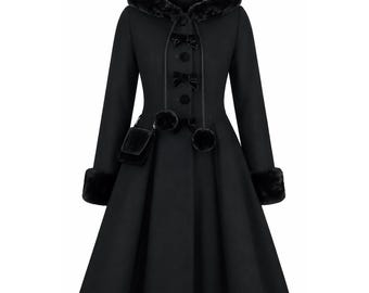 Cappotto invernale nero con cappuccio Gothic Haven, con bordo in pelliccia sintetica, silhouette svasata e cintura.