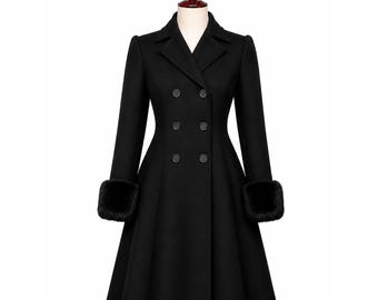 Cappotto lungo vintage doppiopetto in lana nera Gothic Haven con polsini in pelliccia.