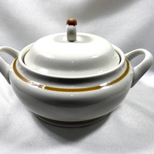 Vintage Stoneware Casserole Dish: MCM Lidded Pot, Double Handles with Caramel-Brown Stripe, Oven Safe.