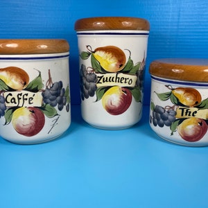 Conjunto de vasilha italiana vintage LCM Capodimonte estampado em cerâmica, assinado pelo artista pintado à mão; Caffe The’ Zuccero (café, chá, açúcar) com tampas de madeira