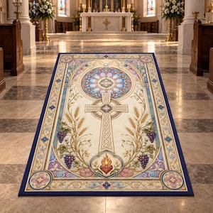 Puede incluir: Una alfombra rectangular con una cruz celta central, un motivo circular estilo vidriera, espigas de trigo y racimos de uvas. El diseño incluye un corazón llameante en la base, enmarcado por un borde azul oscuro con patrones florales.