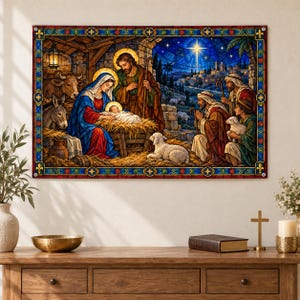 Könnte beinhalten: Ein rechteckiger Wandkunstdruck mit einer Krippenszene im Buntglasstil. Das Bild zeigt Maria, Josef und das Jesuskind in einem Stall mit einer Kuh, einem Esel und Schafen. Ein heller Stern leuchtet über einer entfernten Stadt bei Nacht.