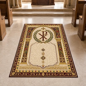 Può includere: Un tappeto rettangolare con un simbolo Chi-Rho centrale racchiuso in una corona d'alloro verde. Il design presenta un campo color crema con accenti geometrici, incorniciato da un bordo rosso scuro con motivi floreali dorati e tessere.