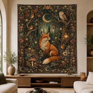 Puede incluir: Un tapiz de pared rectangular que presenta un zorro naranja en el centro de un bosque oscuro. La escena incluye un búho, pájaros pequeños, setas y una luna creciente. La obra está enmarcada por un borde decorativo con motivos florales y lunas.