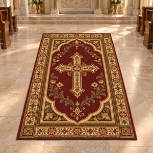 Könnte beinhalten: Ein rechteckiger Teppich mit tiefrotem Hintergrund und einem zentralen, verzierten Kreuzmotiv in Gold, Creme und Grün. Der Teppich ist von einer dekorativen Bordüre mit sich wiederholenden Blumenmustern und geometrischen Formen umrahmt.