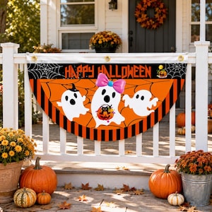 Op de afbeelding: Een halfronde Halloween-banner met de tekst HAPPY HALLOWEEN in oranje letters. Het ontwerp bevat drie witte spoken, waarvan één met een zwarte hoed en één met een roze strik, tegen een oranje achtergrond met zwarte spinnenwebben.