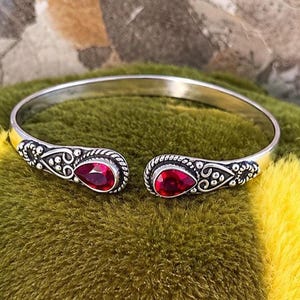 Handgjort armband i rött granat 925 silver. Jubileumspresenter.