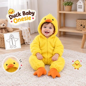 Puede incluir: Un mono para bebé de color amarillo brillante, de manga larga, con una capucha que presenta una cara de pato, un pico naranja y pies de pato naranjas en los tobillos. El mono tiene una cremallera frontal y una textura suave y esponjosa.