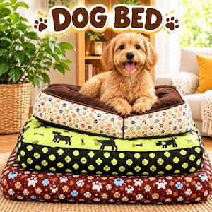 Puede incluir: Una pila de tres camas rectangulares para perros. La cama superior es blanca con huellas de patas multicolores y un interior de felpa marrón. La cama del medio es de color verde lima con siluetas de perros y huesos negros. La inferior es marrón.
