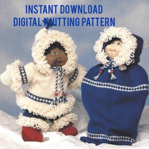 Könnte beinhalten: Zwei Puppen in gestrickten Winteroutfits. Eine Puppe trägt eine cremefarbene Jacke, Hose und Hut mit weißer Bordüre und roten Akzenten. Die andere Puppe ist in einem blauen Kapuzenkleid mit weißer Bordüre. Der Text "INSTANT DOWNLOAD DIGITAL KNITTING PATTERN" ist enthalten.