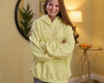 Handgefertigter Salish-Hoodie mit dem Aufdruck „Sincerely Yours Matter“ – Gelbes Oversize-Sweatshirt für Damen