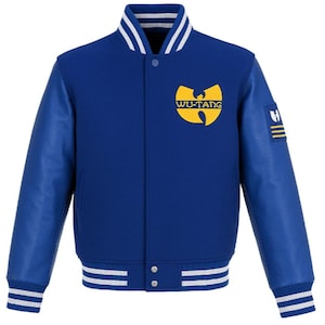 Op de afbeelding: Een koningsblauw varsity-jack met een geel Wu-Tang-logo op de linkerborst. Het jack heeft lange blauwe mouwen, een drukknoopsluiting aan de voorzijde en geribbelde boorden bij de mouwen en de zoom met witte strepen.