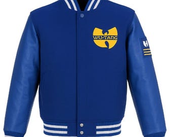 Puede incluir: Una chaqueta universitaria de color azul real con un logotipo amarillo de Wu-Tang en el pecho izquierdo. La chaqueta tiene mangas largas azules, cierre frontal con botones a presión y puños y dobladillo acanalados con rayas blancas.