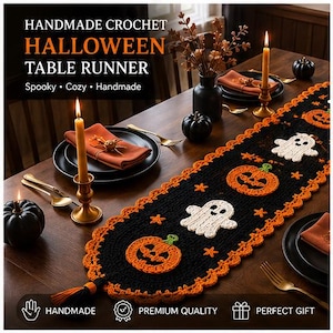 Può includere: Un runner da tavola all'uncinetto nero con motivi di zucche arancioni e fantasmi bianchi, con un bordo smerlato arancione e nappe alle estremità. Il testo HANDMADE CROCHET HALLOWEEN TABLE RUNNER, Spooky, Cozy, Handmade, HANDMADE, PREMIUM QUALITY, PERFECT GIFT è visibile.