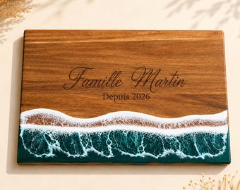 Planche apéritive personnalisée en bois & résine océan – Gravure famille – Cadeau mariage, couple, crémaillère, anniversaire