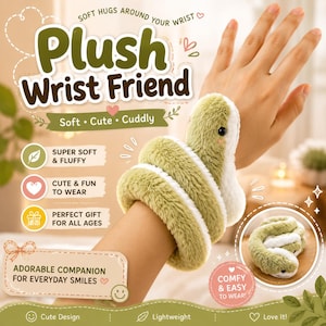 Puede incluir: Un accesorio de muñeca de peluche con forma de serpiente enroscada con pelaje suave de color verde salvia y blanco. El objeto tiene ojos oscuros y se muestra envuelto alrededor de una muñeca. El texto en la imagen incluye Plush Wrist Friend.
