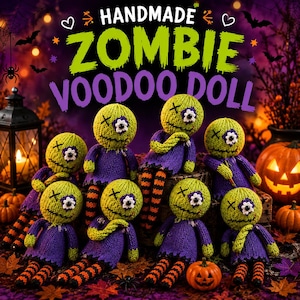Może przedstawiać: Kolekcja ręcznie robionych lalek voodoo zombie z zielonymi głowami z włóczki, fioletowymi korpusami i pomarańczowo-czarnymi nogami w paski. Każda lalka ma wyszyty znak X zamiast jednego oka i biały kwiatek zamiast drugiego. Tekst głosi HANDMADE ZOMBIE VOODOO DOLL.