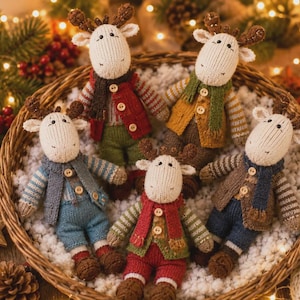 Può includere: Cinque piccole bambole renna lavorate a maglia a mano con volti color crema e corna marroni, ognuna che indossa una combinazione unica di maglione a righe, gilet con bottoni in legno e sciarpa, tutte raccolte in un cesto rotondo di vimini.