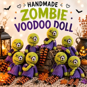 Puede incluir: Una colección de muñecos vudú zombi hechos a mano con cabezas de lana verde, cuerpos de lana morada y piernas a rayas naranjas y negras. Cada muñeco tiene una X cosida en un ojo, una flor blanca en el otro y una boca cosida. Texto: HANDMADE ZOMBIE VOODOO DOLL.