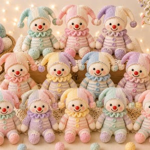 Könnte beinhalten: Eine Sammlung von elf kleinen, handgestrickten Clownpuppen in verschiedenen Pastellfarben. Jede Puppe hat eine zweifarbige Narrenkappe mit Bommeln, einen gerüschten Kragen, eine rote Nase und einen gestreiften Körper mit zwei kleinen Knöpfen.