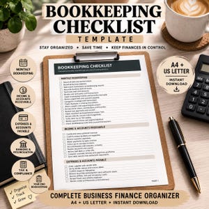 Op de afbeelding: Een boekhoudchecklist-sjabloon op een klembord met secties voor maandelijkse boekhouding, inkomsten, debiteuren en uitgaven. Het document bevat selectievakjes en tekst, met een zwarte pen en rekenmachine in de buurt op een bureauoppervlak.