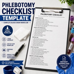 Op de afbeelding: Een flebotomie-checklist op een klembord met een zwarte pen, wit gaas, een blauwe tourniquet, blauwe medische handschoenen en drie bloedafnamebuisjes met paarse en blauwe doppen. Het document bevat secties voor de afnamestappen.