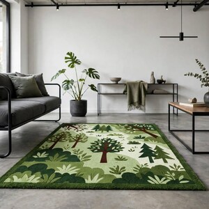Könnte beinhalten: Ein rechteckiger Teppich mit einem wiederkehrenden Waldmuster in verschiedenen Grün-, Creme- und Brauntönen. Das Design zeigt stilisierte Bäume, Tannen und dichtes Gebüsch, die über die gesamte Fläche des Teppichs verteilt sind.