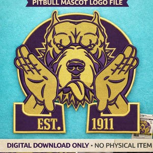 Puede incluir: Diseño de bordado personalizado con un logotipo de mascota de pitbull en oro y morado. El diseño incluye el texto "EST. 1911". La imagen también incluye el texto "SOLO DESCARGA DIGITAL - NINGÚN ARTÍCULO FÍSICO".