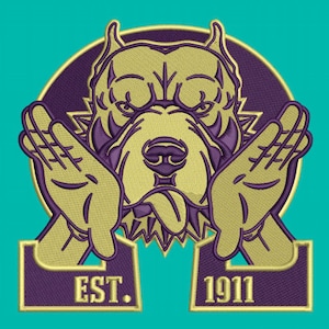 Puede incluir: Un parche bordado de color morado y dorado con una cabeza de bulldog en el centro. El bulldog tiene una expresión de gruñido y sus patas están levantadas en una postura defensiva. El parche tiene el texto "EST. 1911" en la parte inferior.